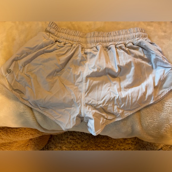 Lululemon lined hotty hot shorts 2.5 - Picture 2 of 3